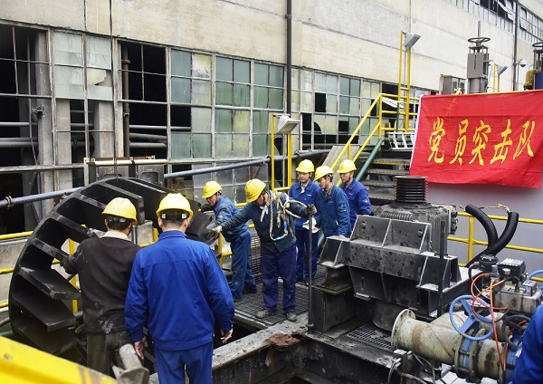 k8.com集团德兴铜矿泗洲选矿厂党员突击队攻坚在设备检建一线.jpg